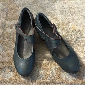 Earth Shoes Women's Calgary Montreal Leather Mary Janes Admiral Blue Size 9